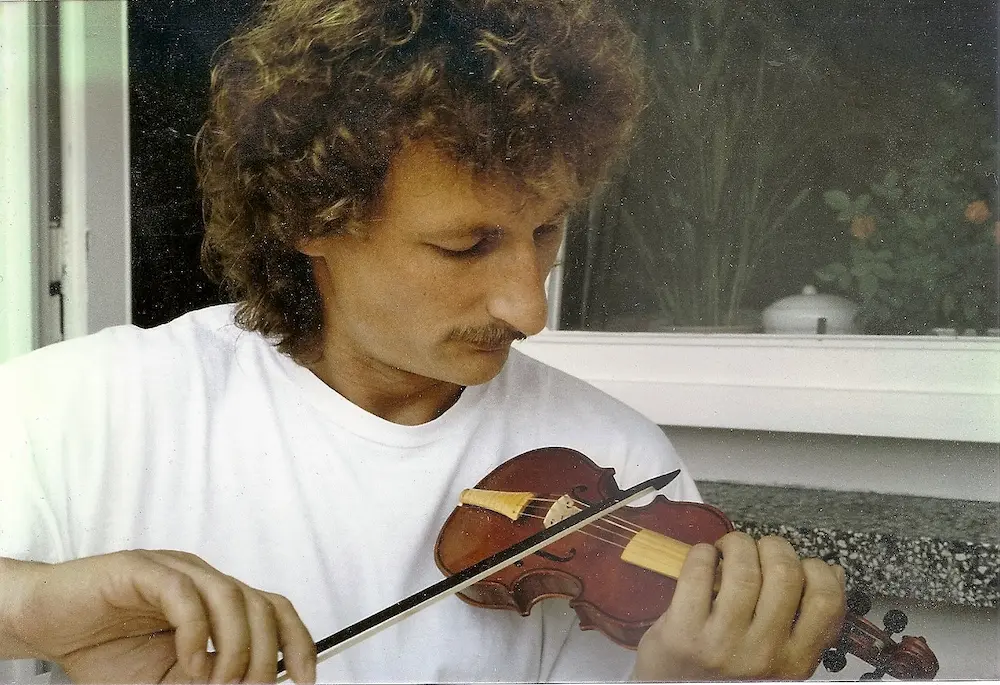 Uwe Sommerfeld spielt kleinste Barockgeige